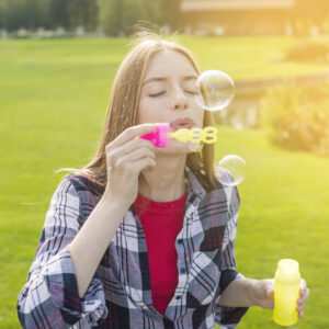 <a href="https://fr.freepik.com/photos-gratuite/fille-qui-joue-bulles-savon_5248073.htm">Image de freepik</a>