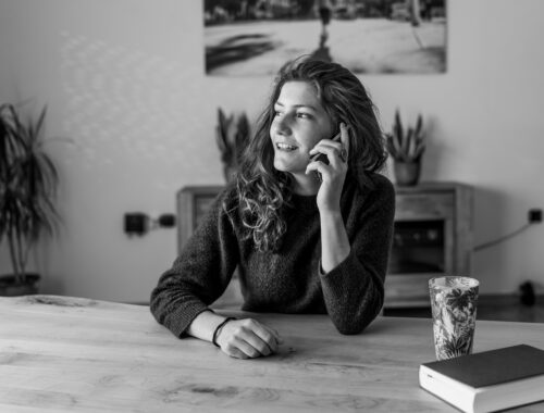 Femme souriante au téléphone