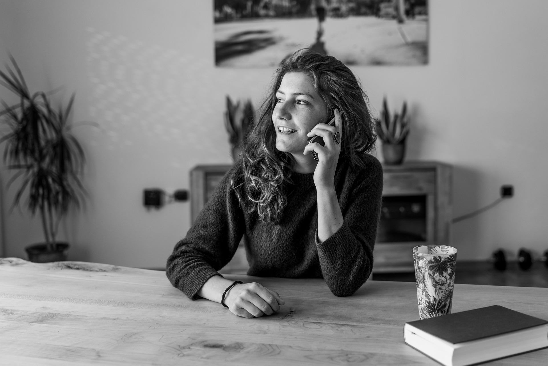 Femme souriante au téléphone