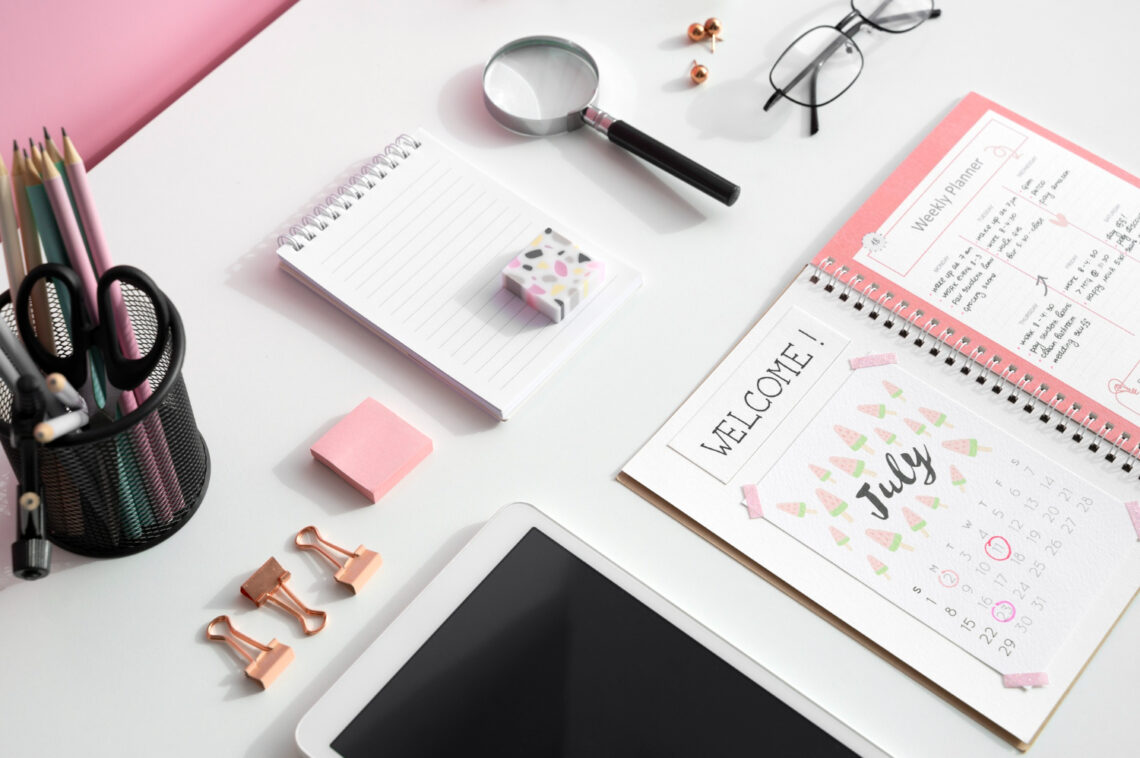 « Espace de travail créatif avec carnet, planner et outils pastel pour organiser et créer des ressources bien‑être »